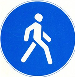 Разрешается ли пешеходам двигаться в зоне этого знака?