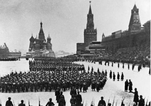 Парад 7 ноября 1941 года в Москве начался?