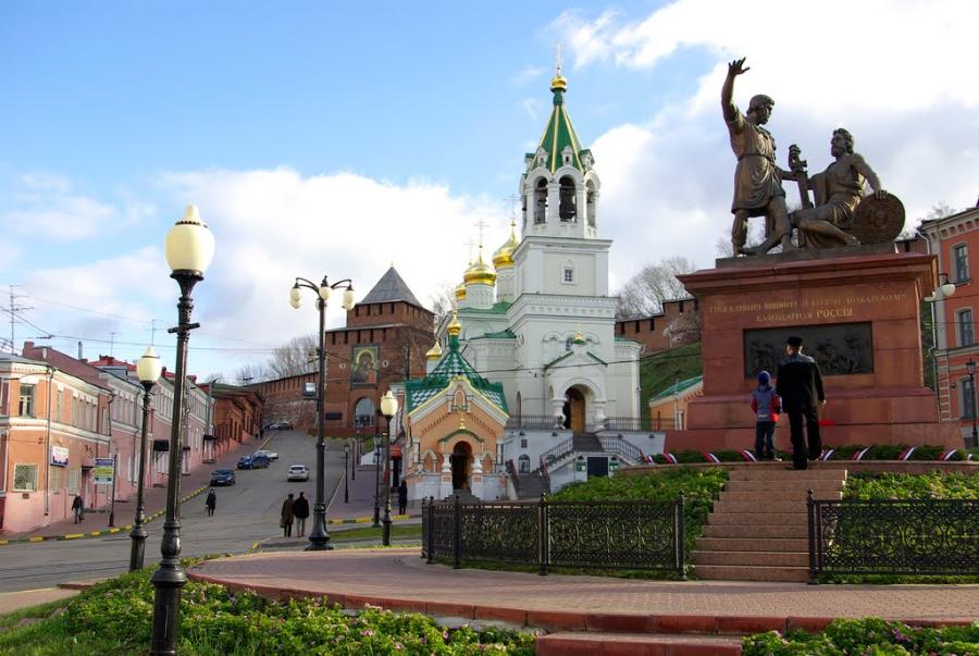 В каком городе находится точная копия памятника Минину и Пожарскому, правда, она немного уменьшена по сравнению с московским подлинником?