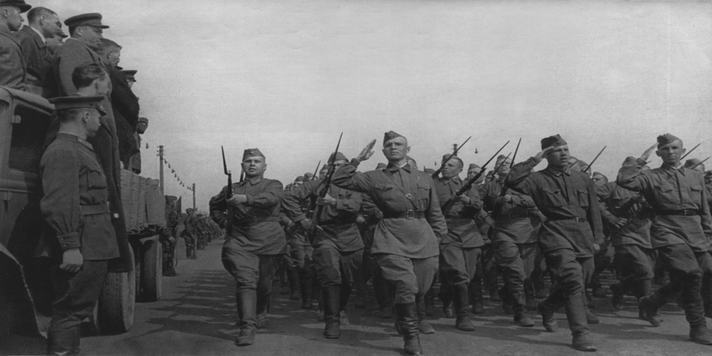 Какой военачальник советской армии был казнен как предатель?